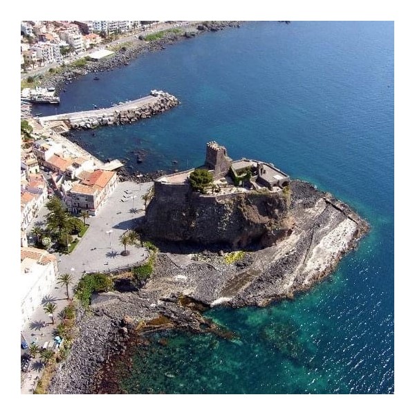 Volare in autogiro in Sicilia. Acitrezza - Aci Castello