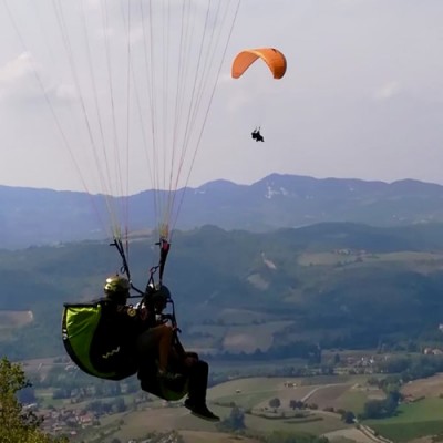 Volare in parapendio biposto sulle colline dell'oltrepo pavese