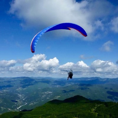 Volare in parapendio biposto sulle colline dell'oltrepo pavese