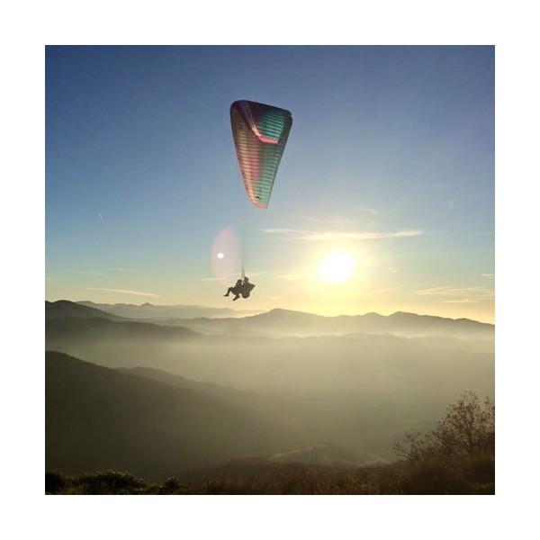 Volare in parapendio biposto sulle colline dell'oltrepo pavese