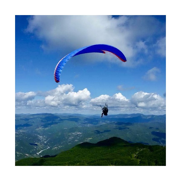 Volare in parapendio biposto sulle colline dell'oltrepo pavese