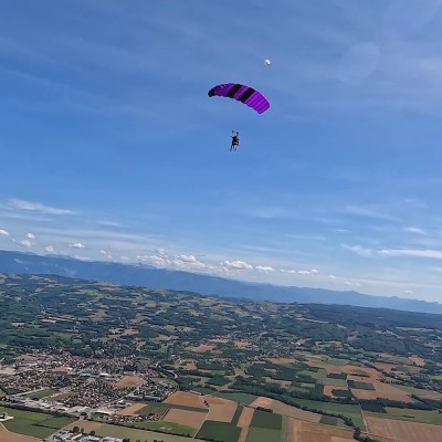 Lancio dall'aereo con tuta alare biposto