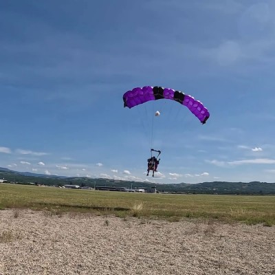 Lancio dall'aereo con tuta alare biposto