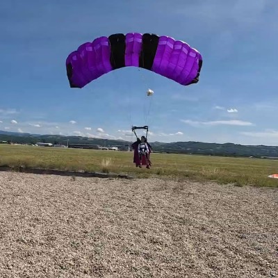Lancio dall'aereo con tuta alare biposto
