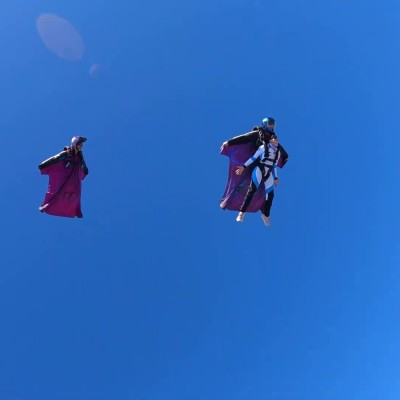 Lancio dall'aereo con tuta alare biposto
