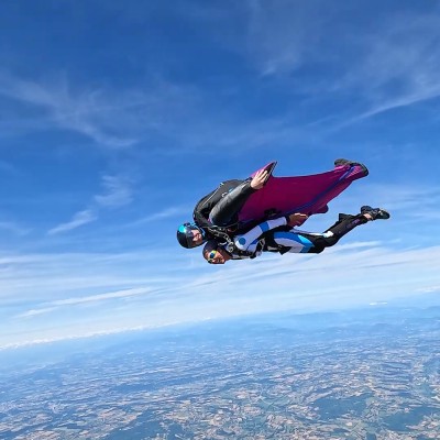 Lancio dall'aereo con tuta alare biposto